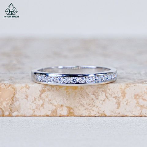 R978 Nhẫn nữ nửa hàng đá chìm (Bản 2.6mm)