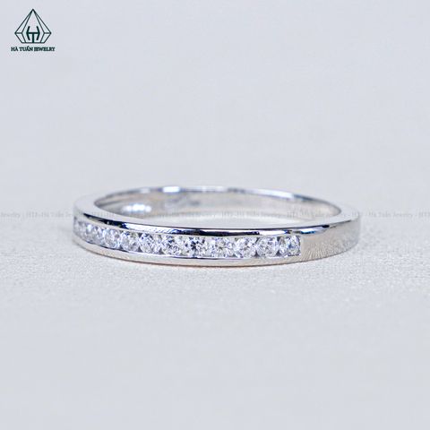R978 Nhẫn nữ nửa hàng đá chìm (Bản 2.6mm)