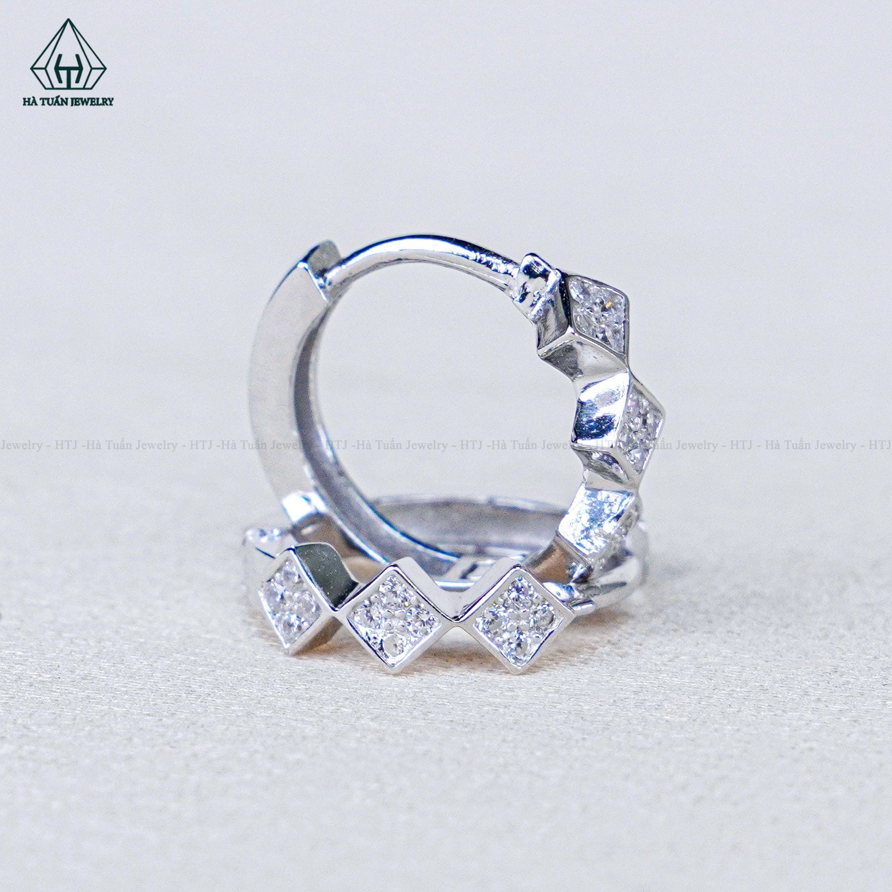  E119 Bông tai khoen thoi đá 