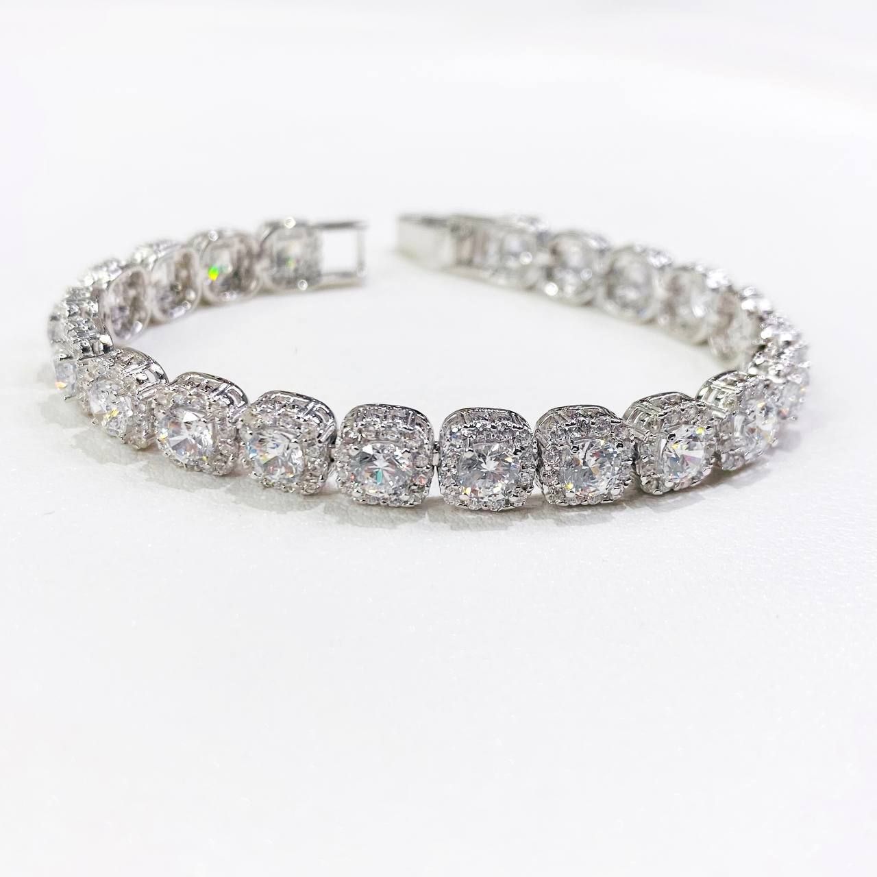  B037 Lắc tay halo vuông đá 