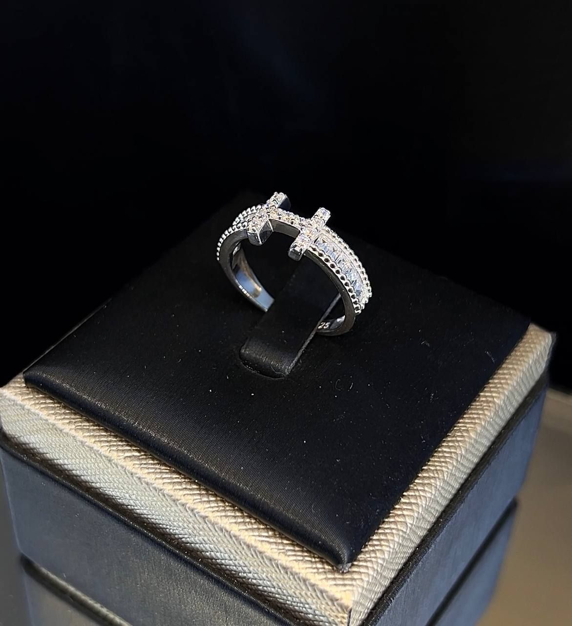  R011 Nhân nữ chữ H 