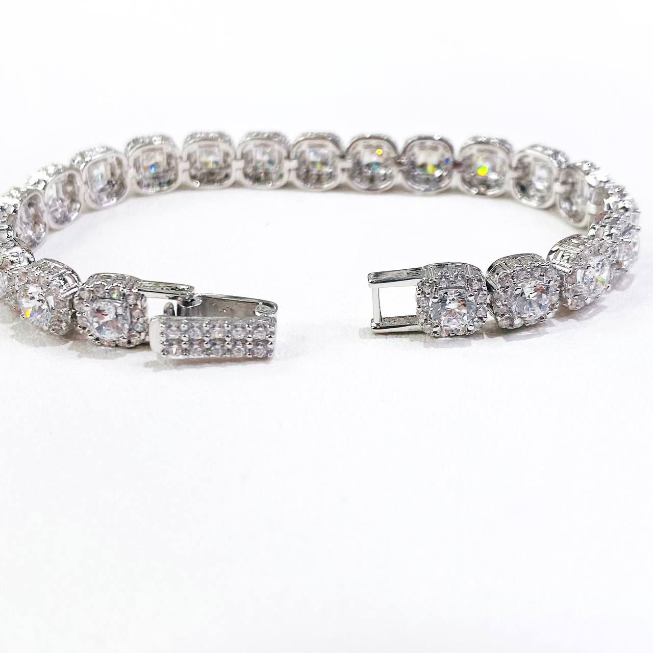 B037 Lắc tay halo vuông đá 
