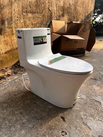 Bồn cầu liền khối men nano Aqua R803 – Xả mạnh, chống bám bẩn vượt trội