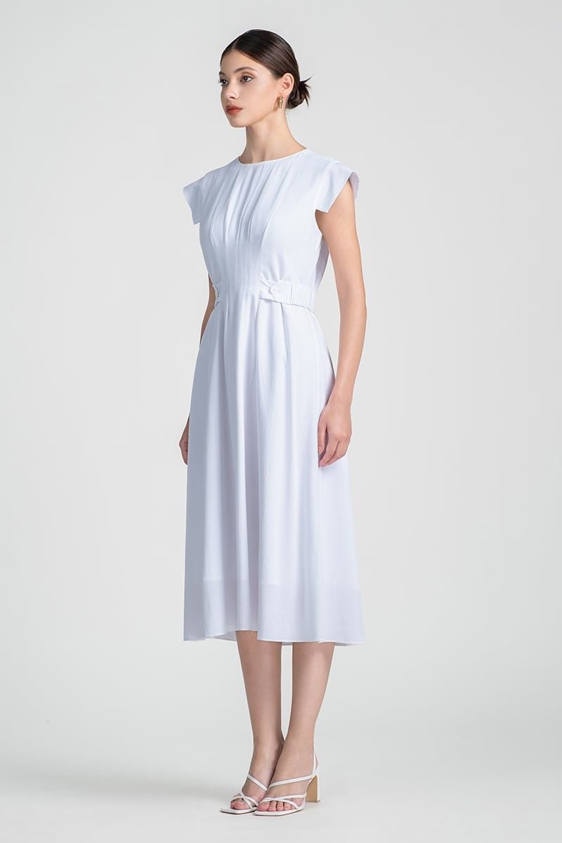  Đầm Trắng Dài Xếp Ly FWDR25SS22C 