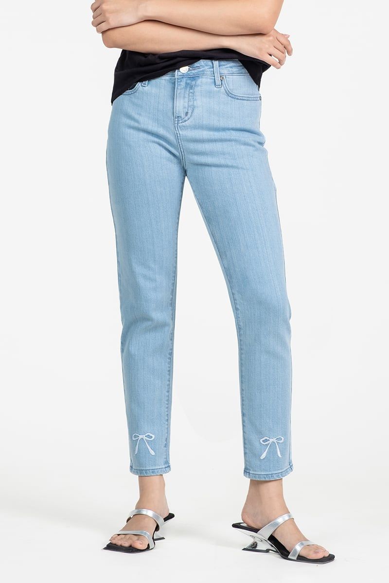 Quần Jeans Nữ Thêu Nơ Gấu Quần – FWJN25FH01G 