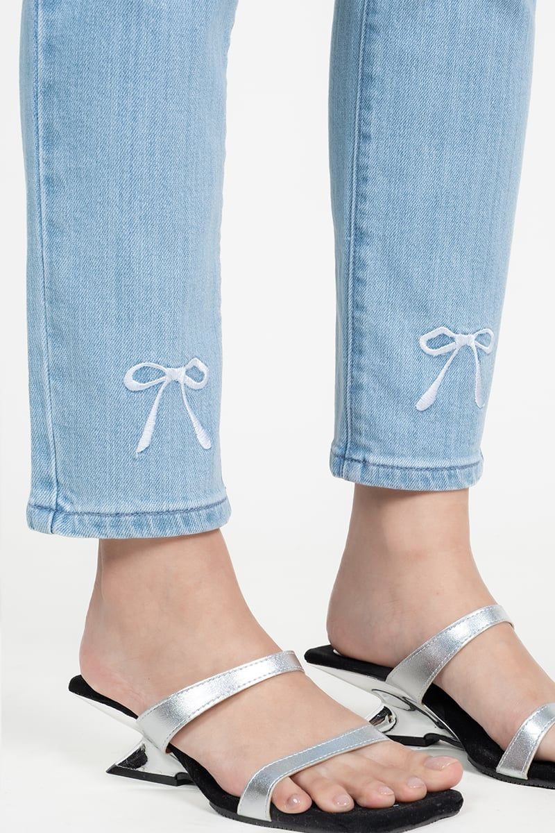  Quần Jeans Nữ Thêu Nơ Gấu Quần – FWJN25FH01G 