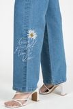  Quần Jeans Ống Rộng Thêu Họa Tiết – FWJN25FH08C 