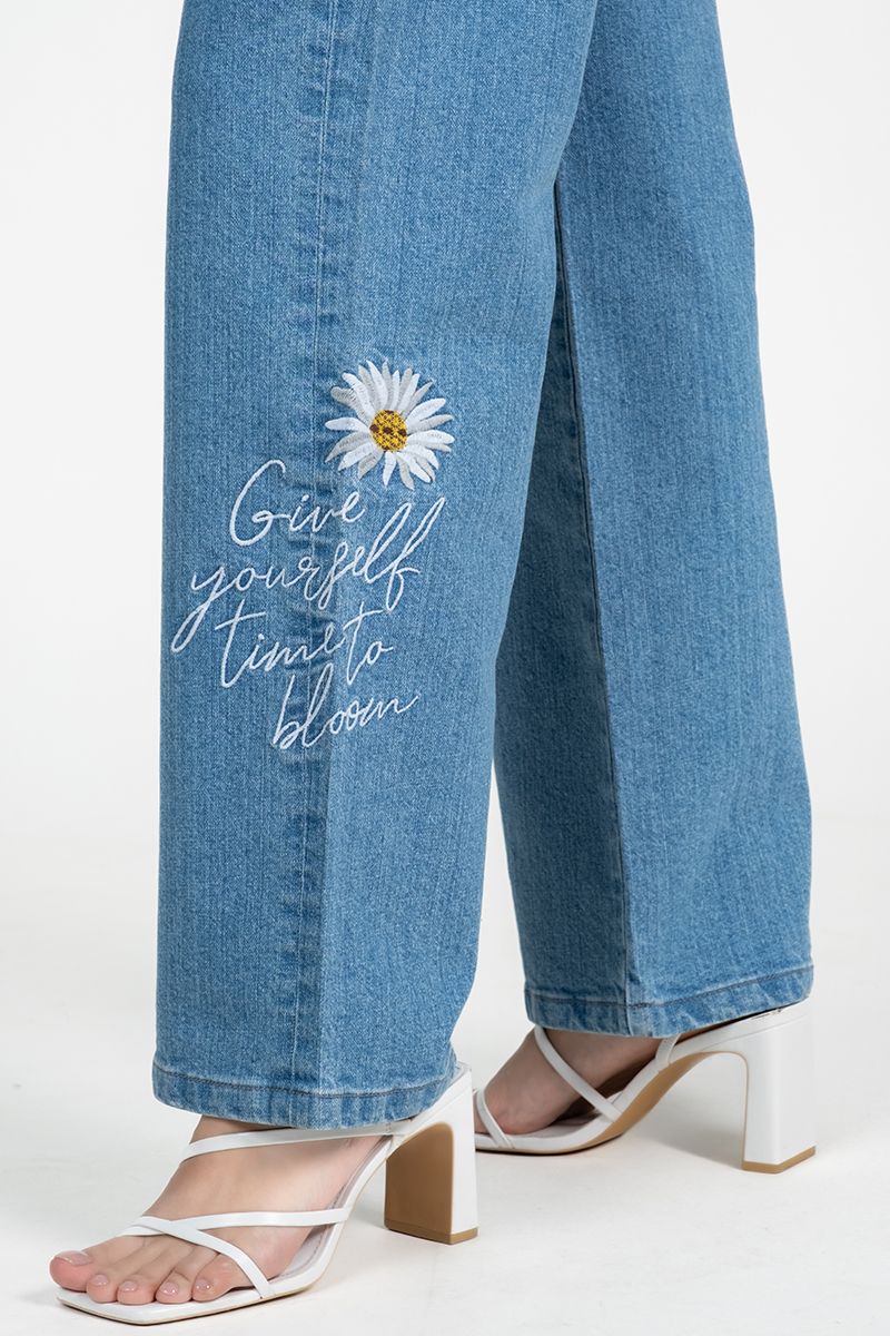  Quần Jeans Ống Rộng Thêu Họa Tiết – FWJN25FH08C 