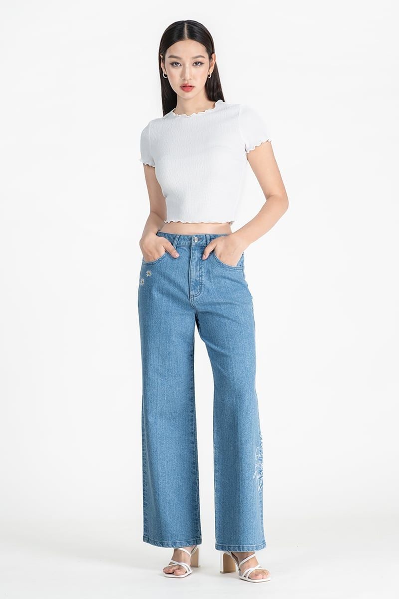  Quần Jeans Ống Rộng Thêu Họa Tiết – FWJN25FH08C 
