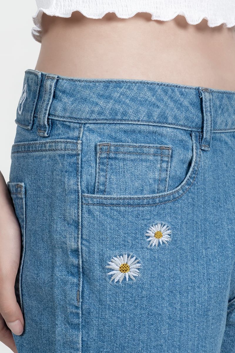  Quần Jeans Ống Rộng Thêu Họa Tiết – FWJN25FH08C 