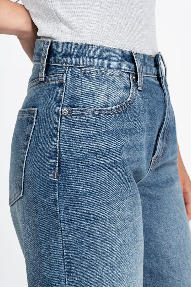  Quần Jeans Wash Xanh Nhạt Ống Suông FWJN26SS12C 