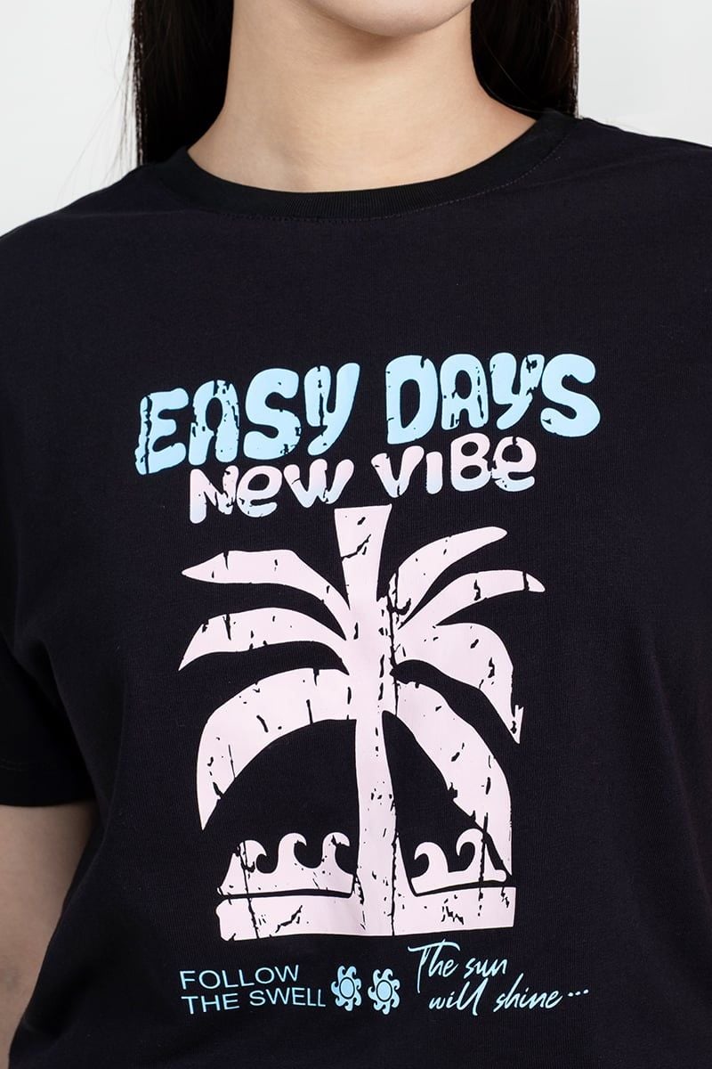  Áo Thun Graphic Easy Days New Vibe – FWTS25FH11D 