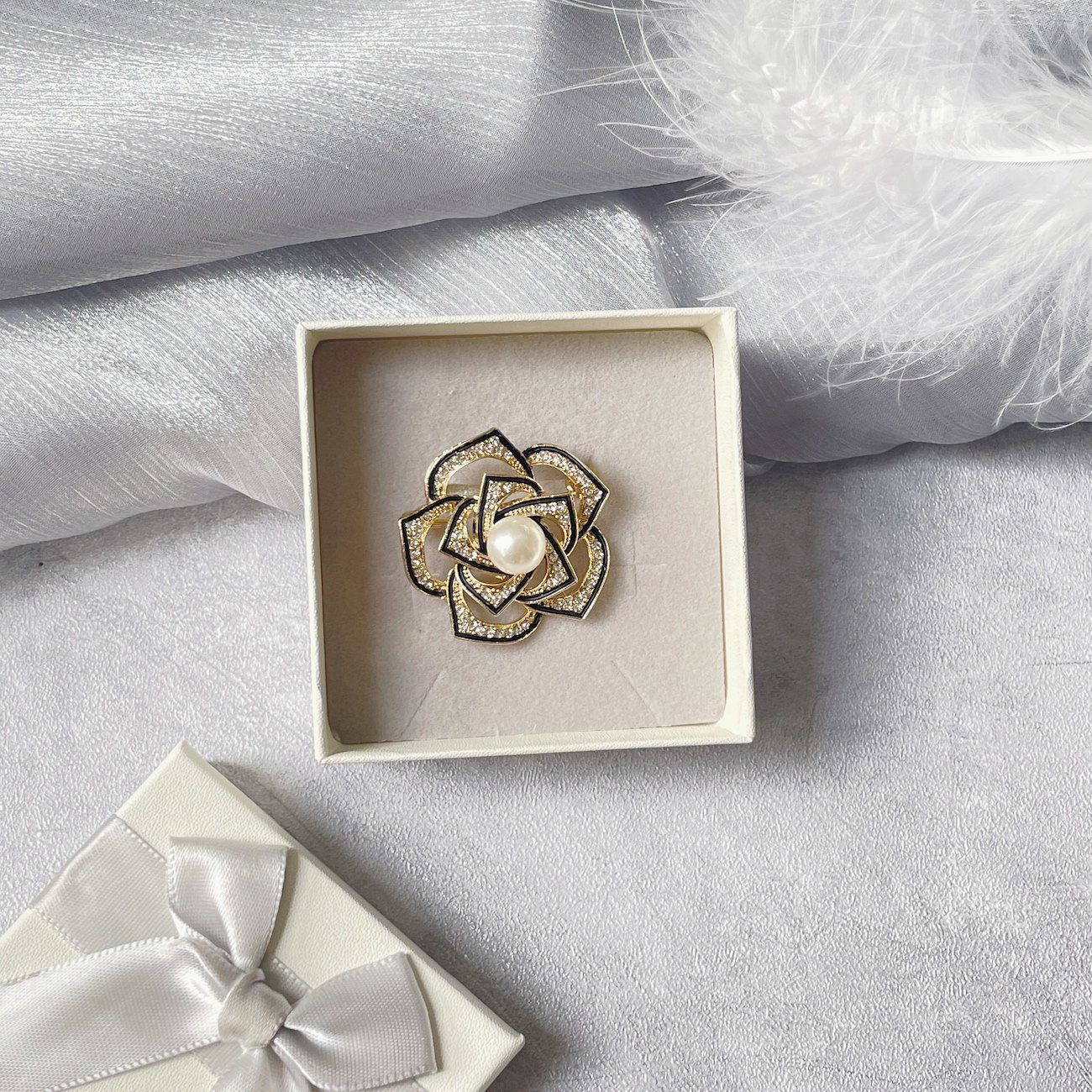  Quà tặng phụ nữ - Trâm cài áo hoa hồng đính đá viền quý phái TCA_1019 