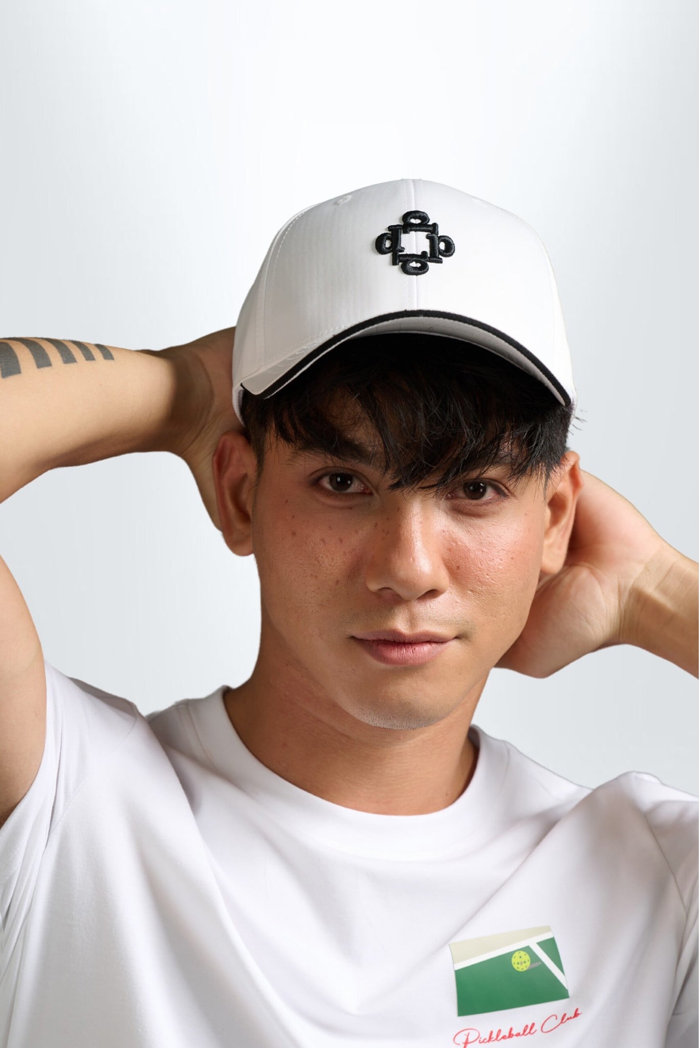Người mẫu đội mũ lưỡi trai unisex PILI màu trắng