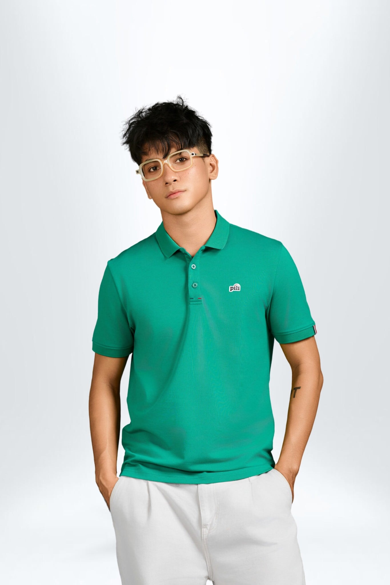 Người mẫu nam mặc áo polo thể thao PILI màu xanh lá