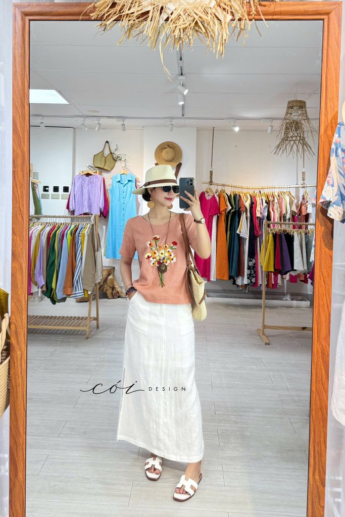 Áo cổ tròn thêu bó hoa Linen tưng premium Cói Design