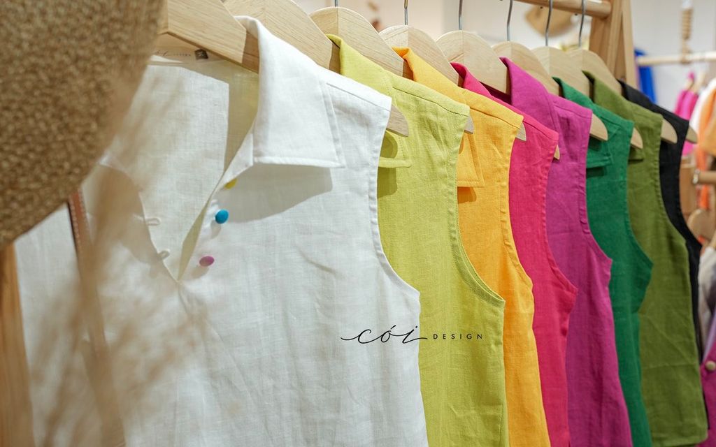 Áo sát nách cổ V nút bọc màu linen tưng premium Cói Design