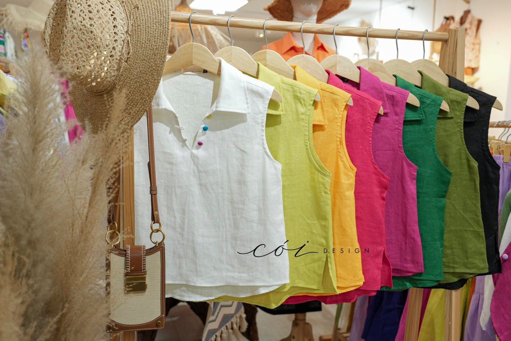 Áo sát nách cổ V nút bọc màu linen tưng premium Cói Design