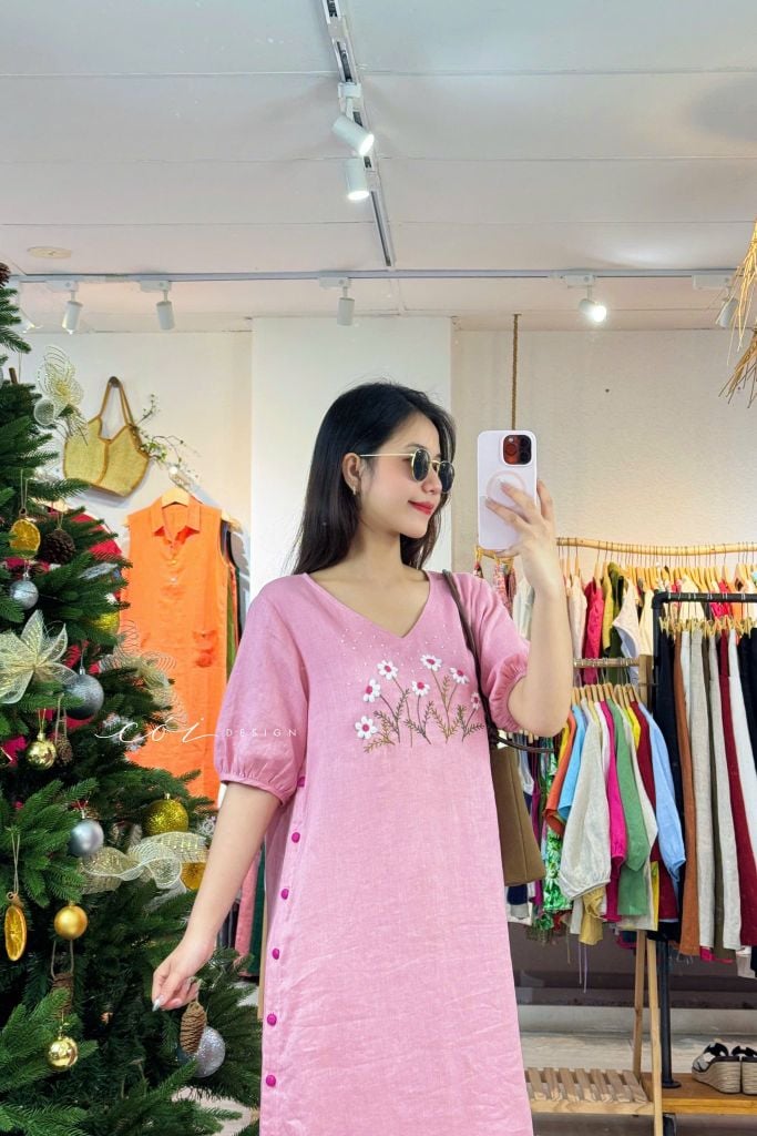 Đầm cổ tim nút bọc thêu hoa linen tưng premium Cói Design