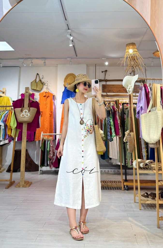 Đầm sát nách nút bọc thêu Giỏ Hoa linen tưng premium Cói Design