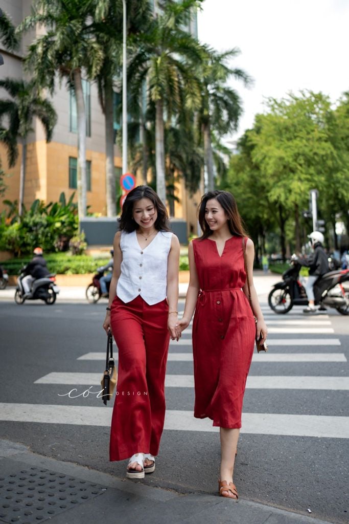 Đầm cổ xẻ sát nách nút dừa kèm belt linen tưng premium Cói Design