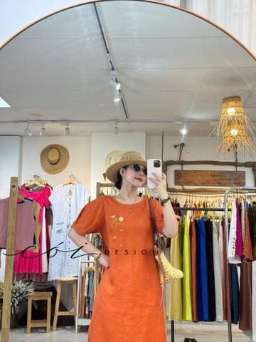 Đầm xẻ nút sau thêu hoa linen tưng Cói Design