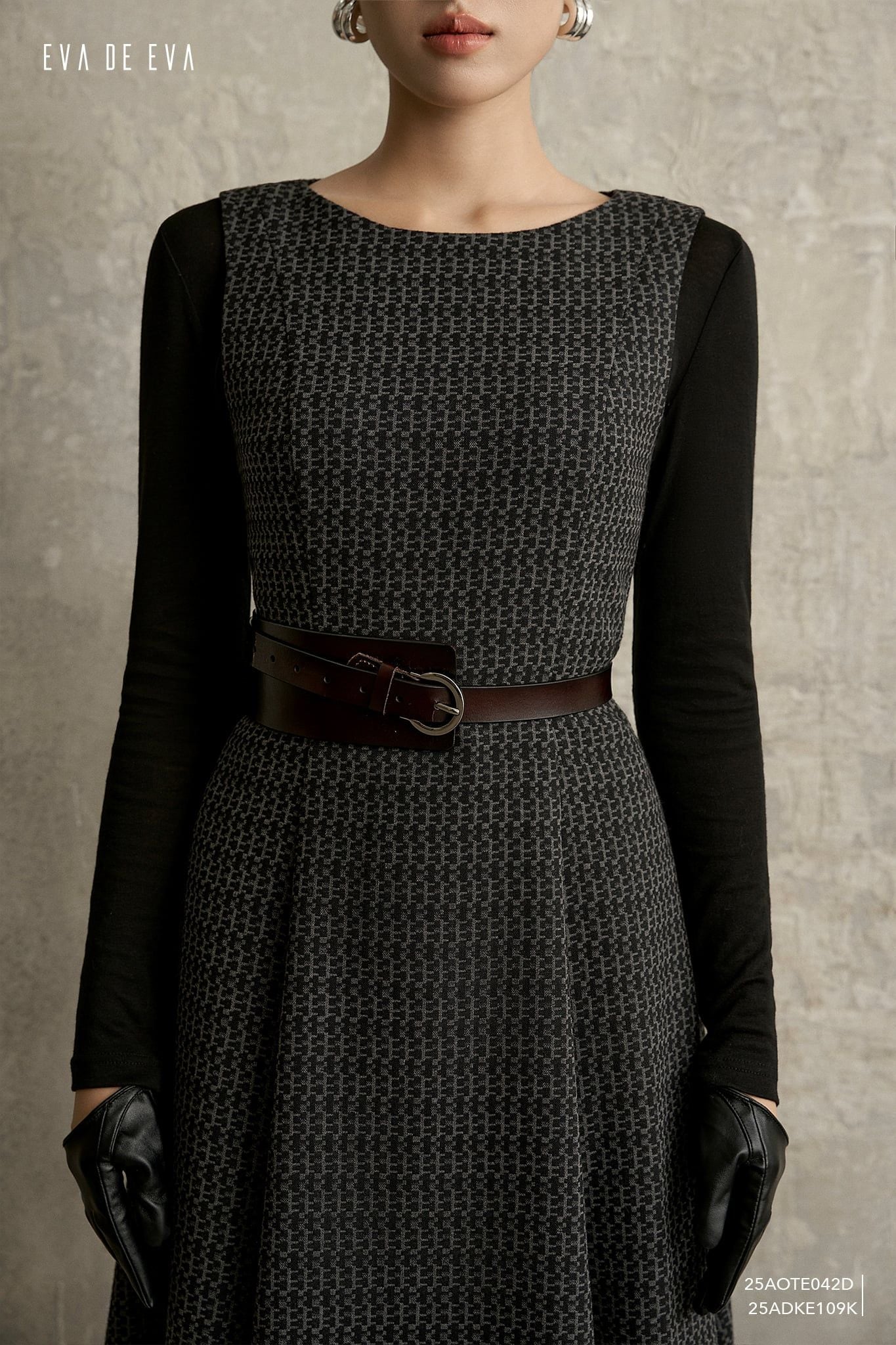  Đầm sát nách, Dáng thắt eo 25ADKE109K đi kèm 25AOTE042D 