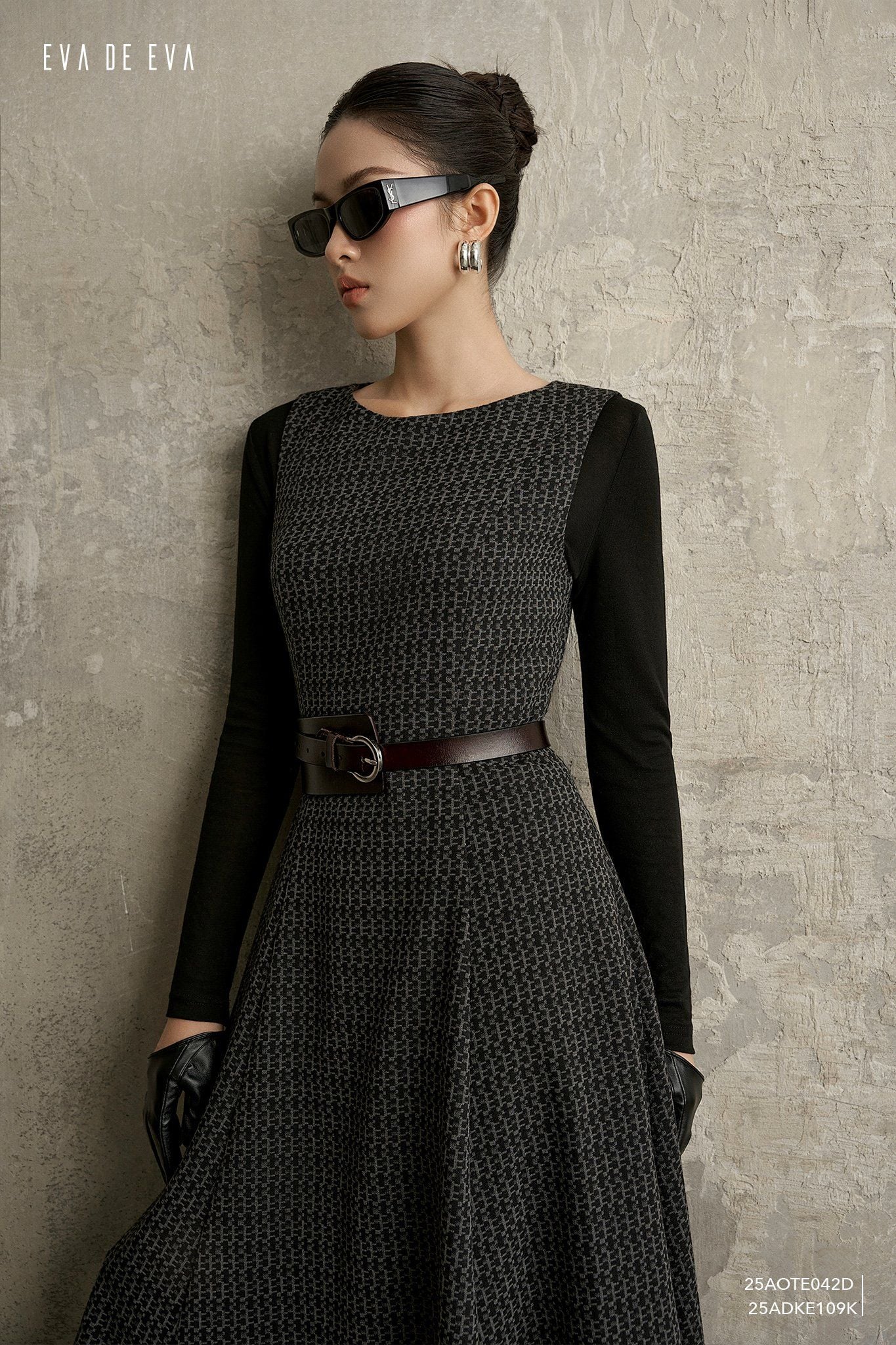  Đầm sát nách, Dáng thắt eo 25ADKE109K đi kèm 25AOTE042D 