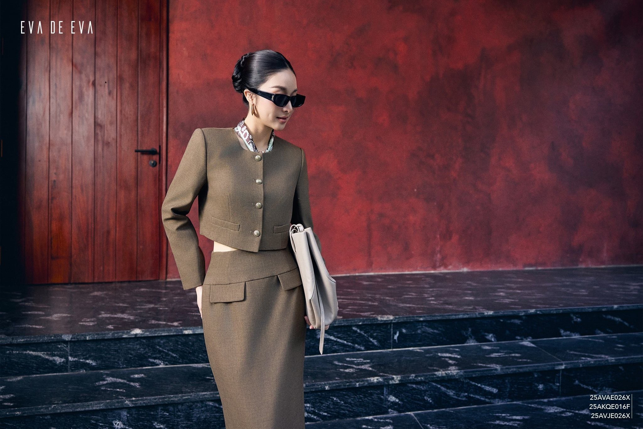  Áo vest trong bộ Vest-Váy,  25AVAE026X đi kèm 25AKQE016F 