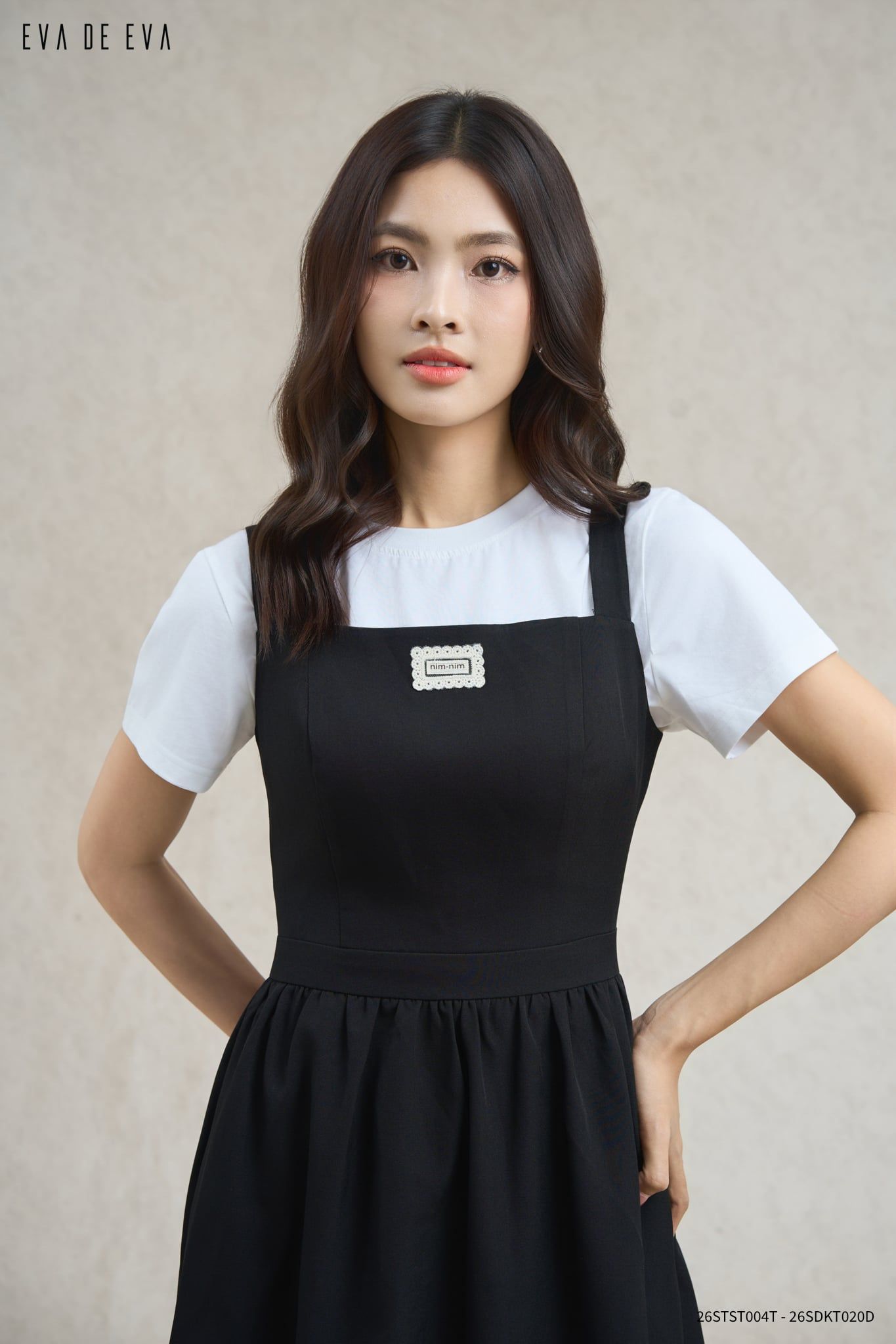  Đầm hai dây, Dáng thắt eo 26SDKT020D đi kèm 26STST004T 