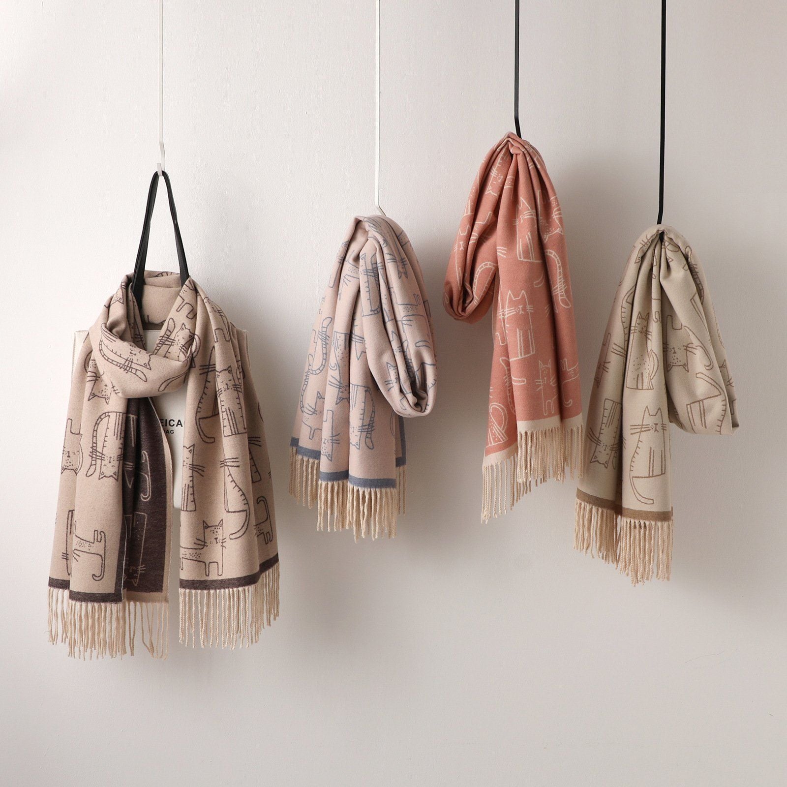  Khăn Choàng Tua Rua Hoạ Tiết Mèo 