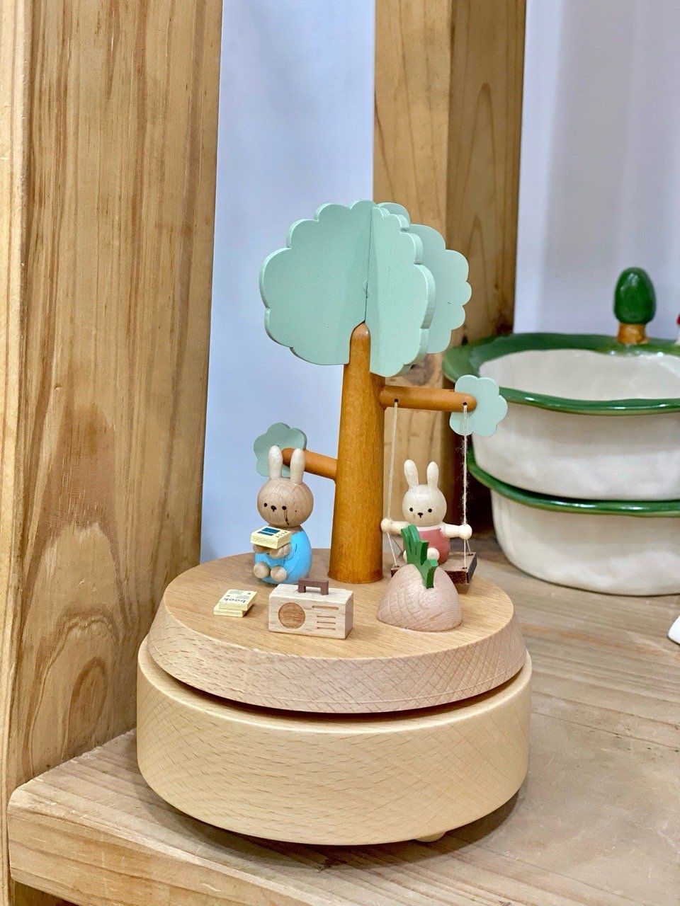  Hộp Nhạc Gỗ Tròn Thỏ Ngồi Xích Đu 