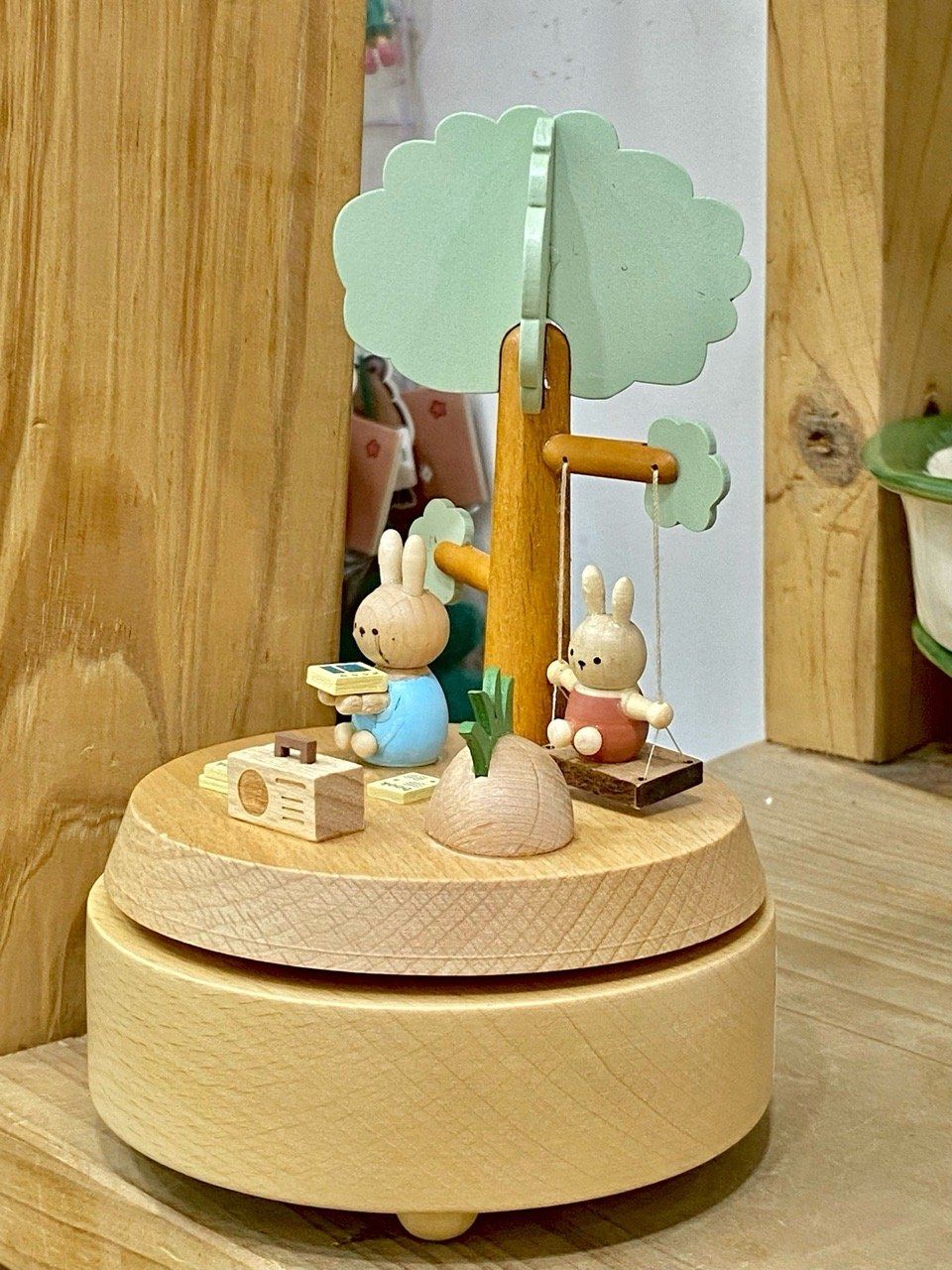  Hộp Nhạc Gỗ Tròn Thỏ Ngồi Xích Đu 