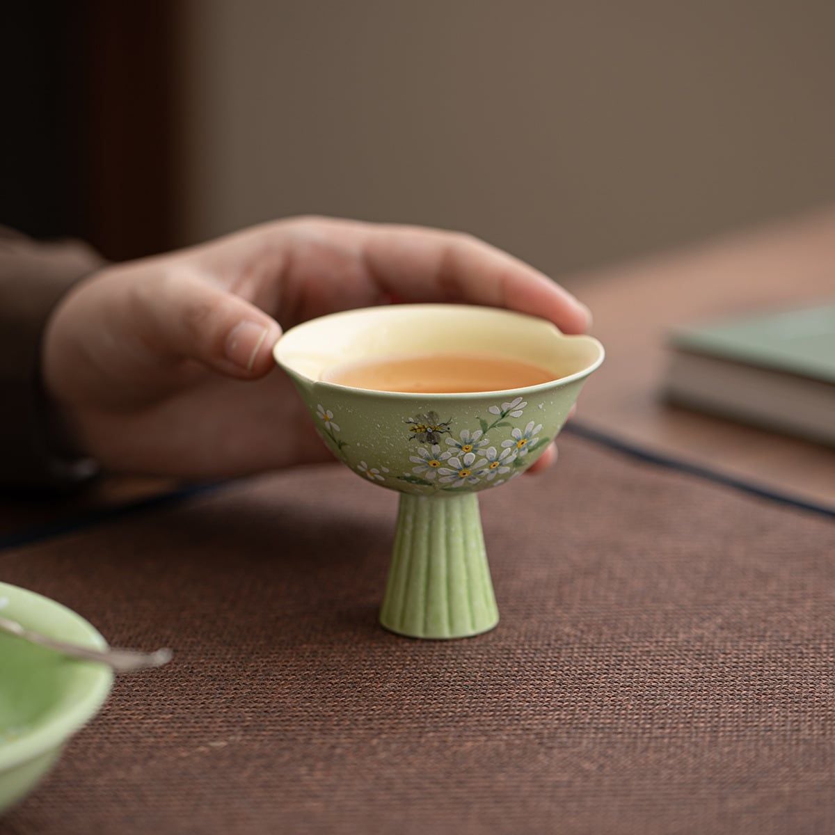  Chén Trà Vẽ Tay Hoa Cúc Trắng 