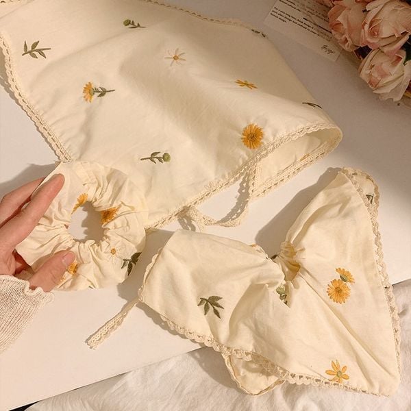  Khăn Tam Giác Thêu Hoa Cúc 