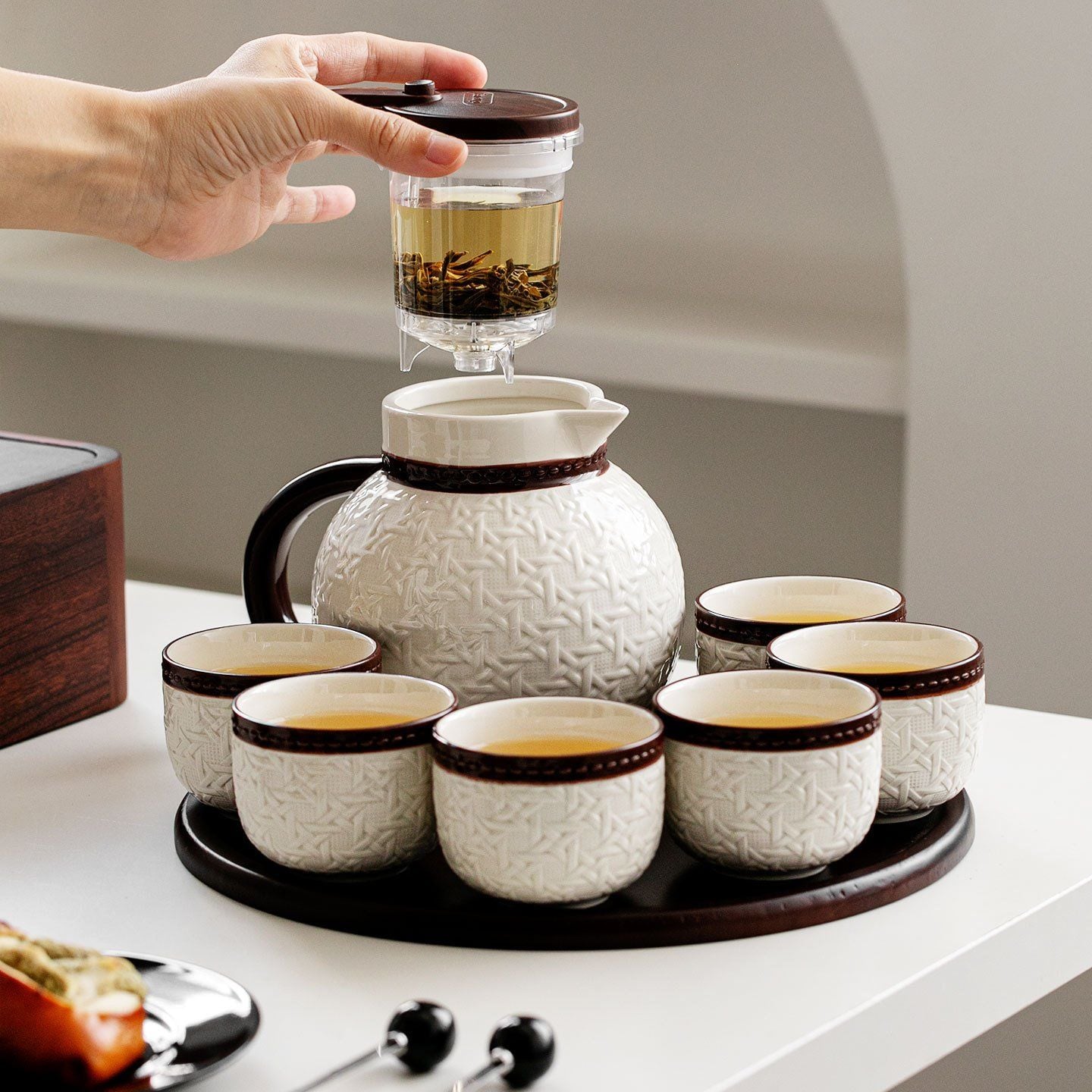  Bộ Ấm Trà Gốm Họa Tiết Mây Đan (Kèm Khay) 