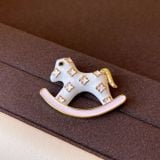  Cài Áo Ngựa Bập Bênh 