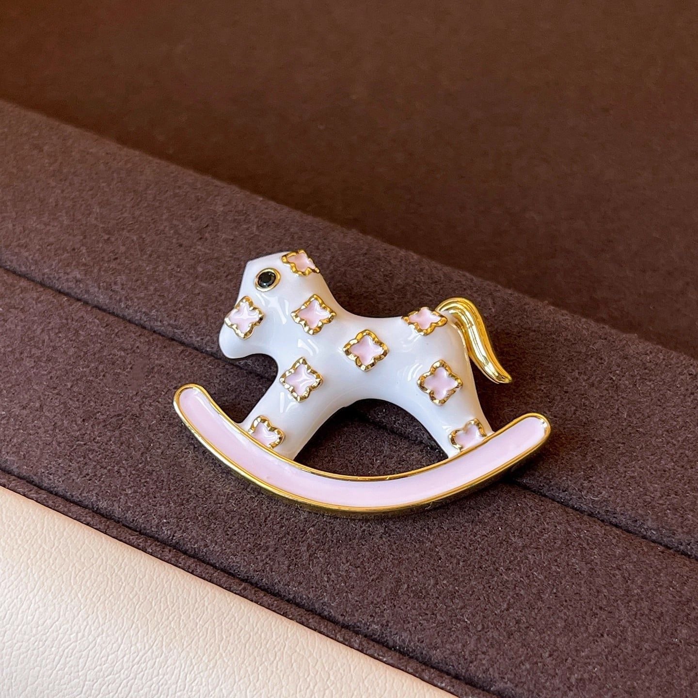  Cài Áo Ngựa Bập Bênh 