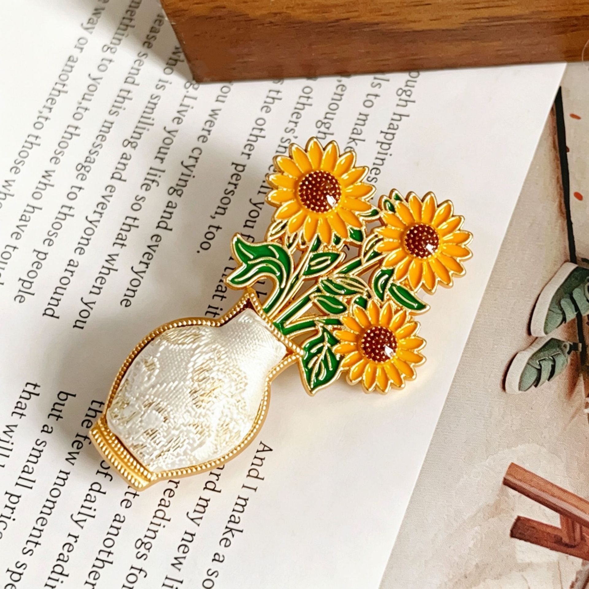 Cài Áo Bình Hoa Gấm 