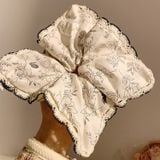  Scrunchie Vuông Hoa Trắng Đen 