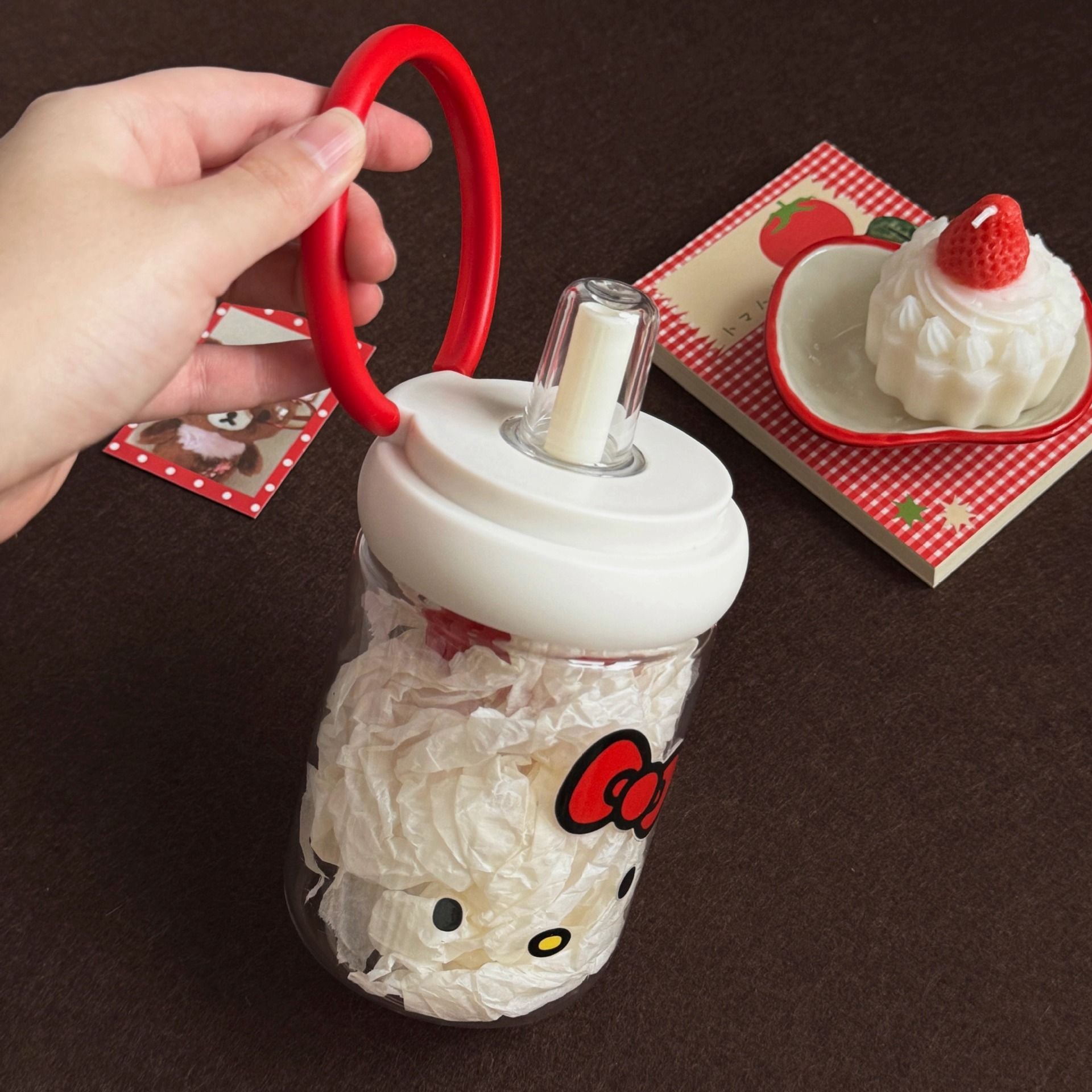  Bình Nước Hello Kitty Quai Đỏ 