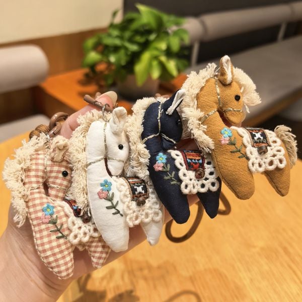  Móc Treo Ngựa Pony Thêu Hoa 