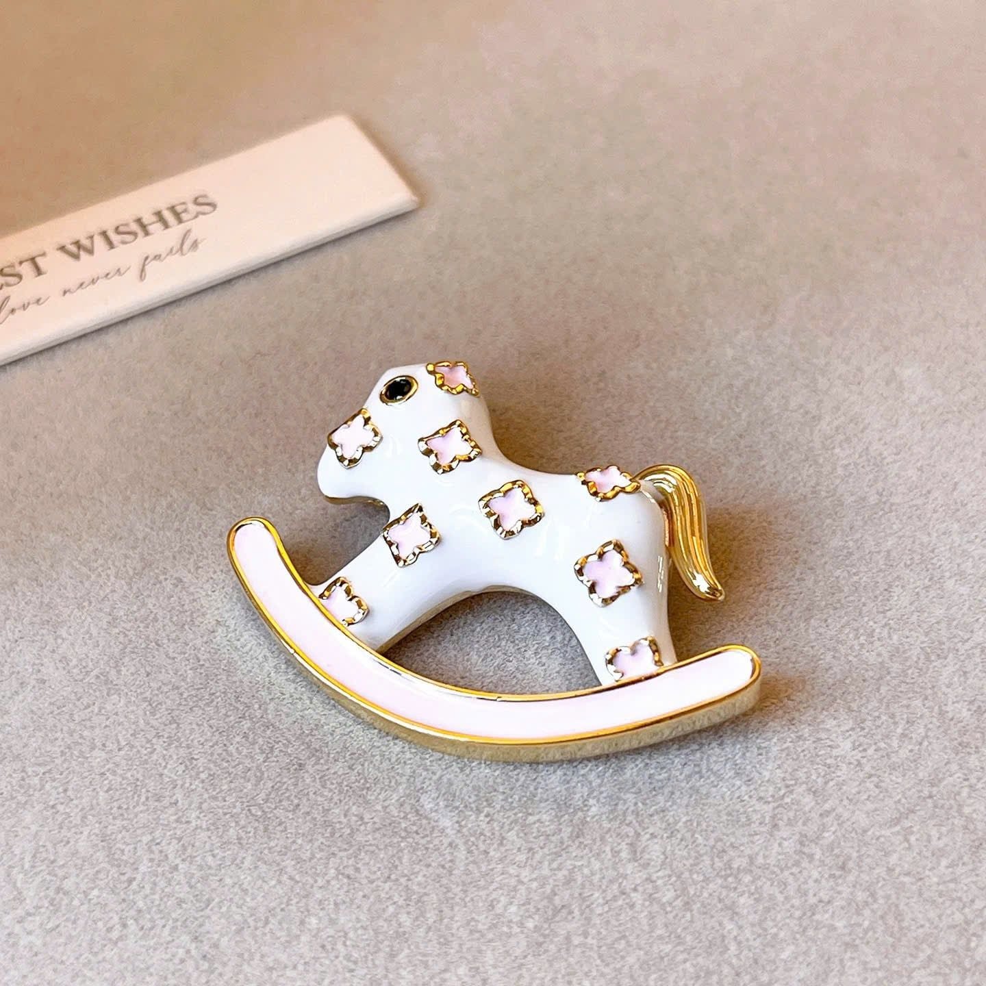  Cài Áo Ngựa Bập Bênh 