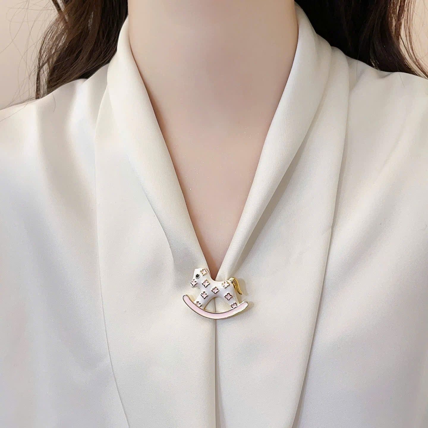  Cài Áo Ngựa Bập Bênh 