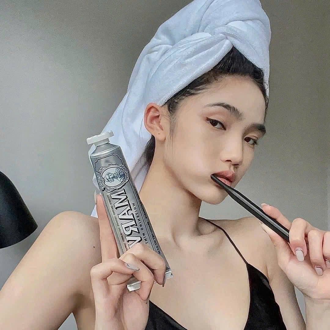 Kem đánh răng bạc hà làm sạch, hỗ trợ làm trắng răng Marvis whiteing Mint 85ml