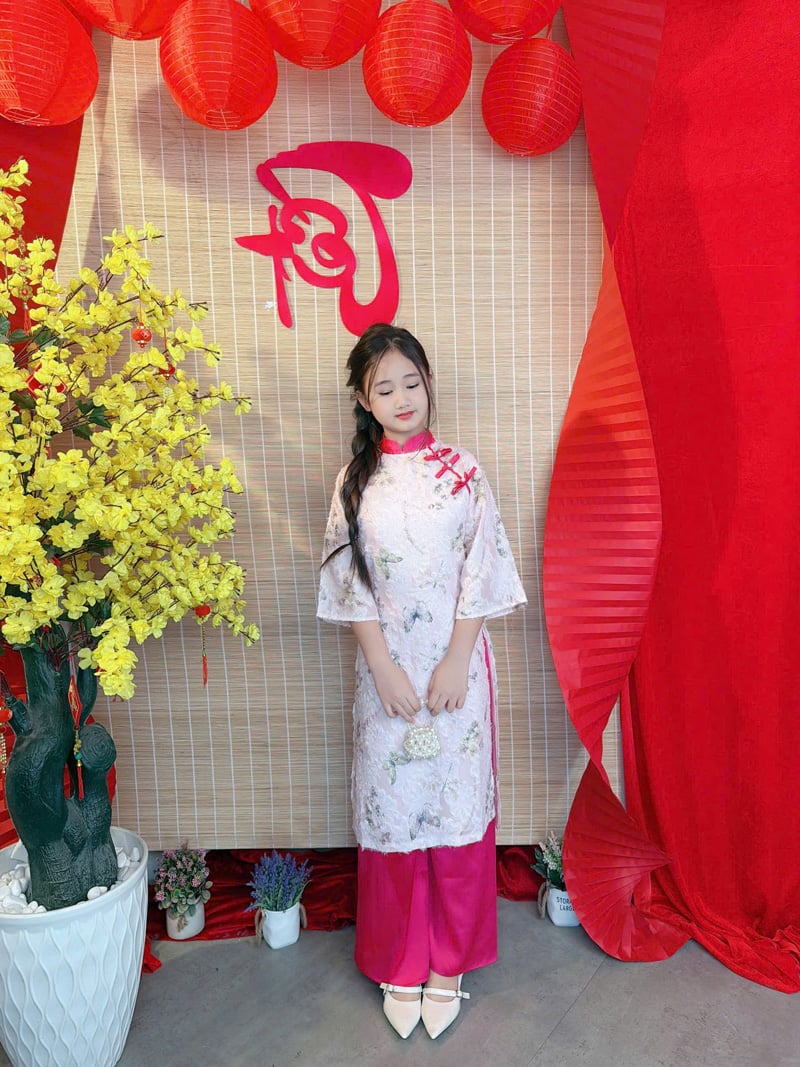 Bộ áo dài bé gái vân lông vũ