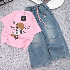 Bộ jean dài bé gái hình cô gái nón