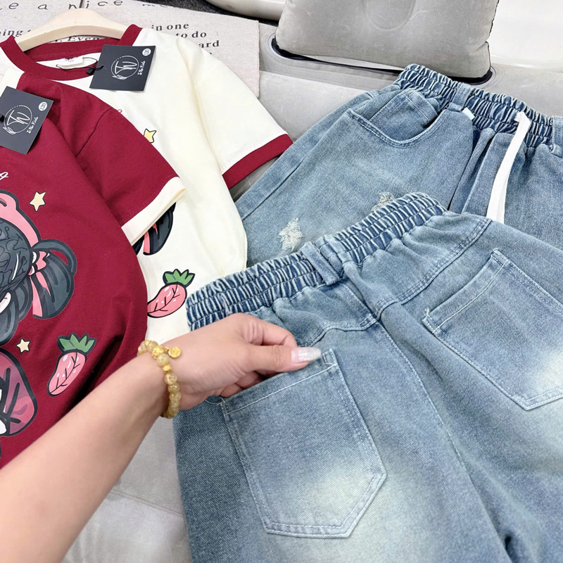 Bộ short jean bé gái cô gái tai nghe