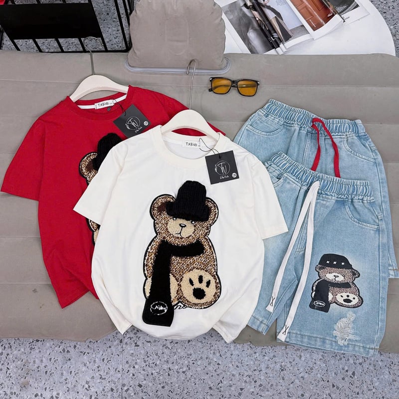 Bộ short jean bé gái gấu khăn quàng