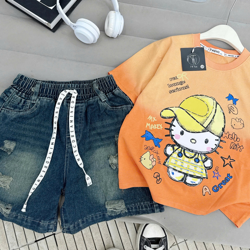 Bộ short jean bé gái Hello Kitty nón hiphop
